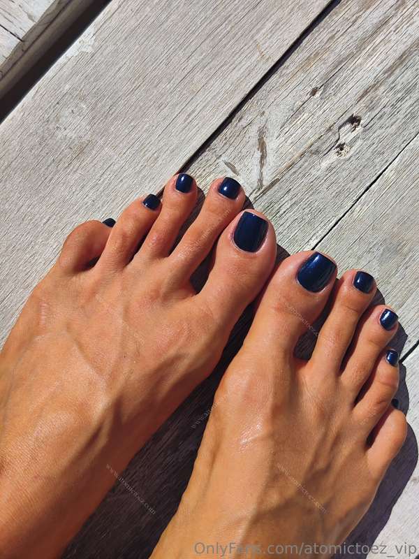 Pretty dark blue toes and wedges 😍 