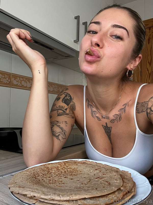 Cooking healthy crepes 🥞🍌 Oats, banana and cinnamon 🤤