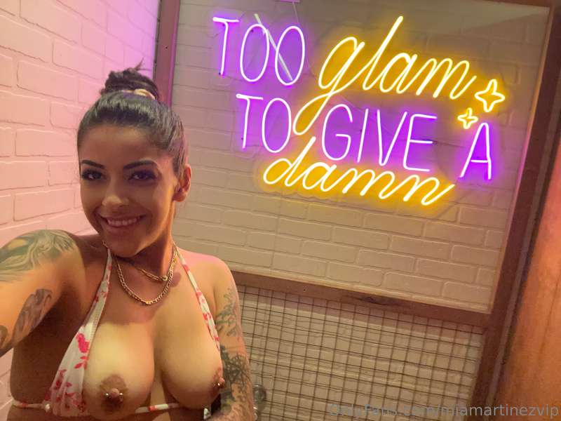 being a slut in the bar bathroom 💦🤪