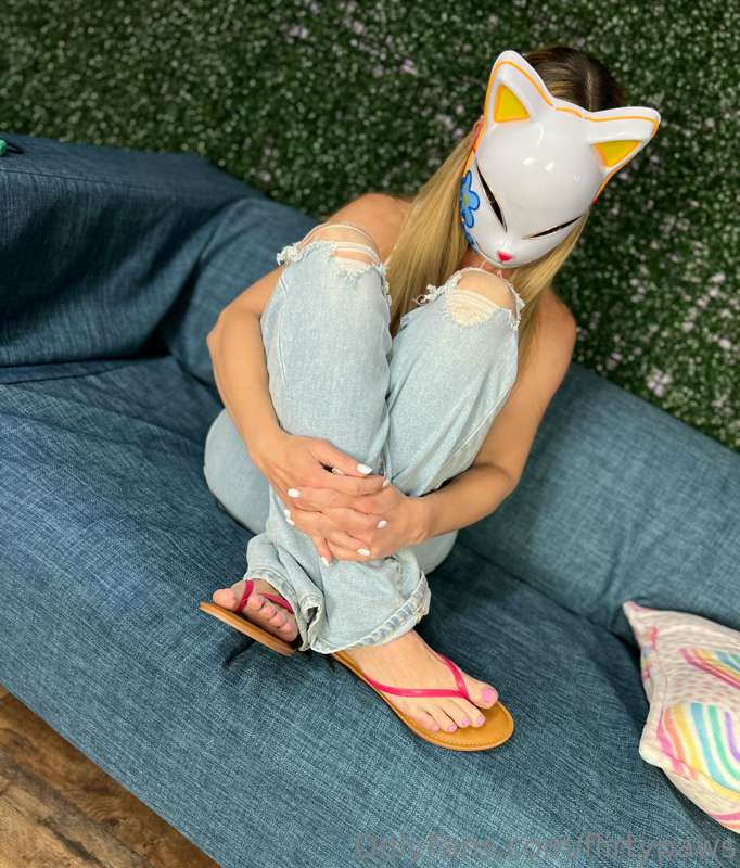 POV:
You approach the shy girl wearing sandals and tell her ..