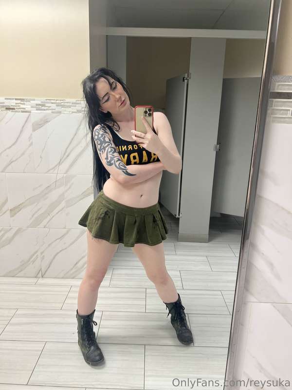 DM me, I’m in the mood to chat <3
