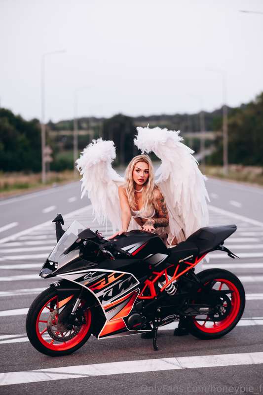 💌 I love chatting, laughing, and getting to know new people...