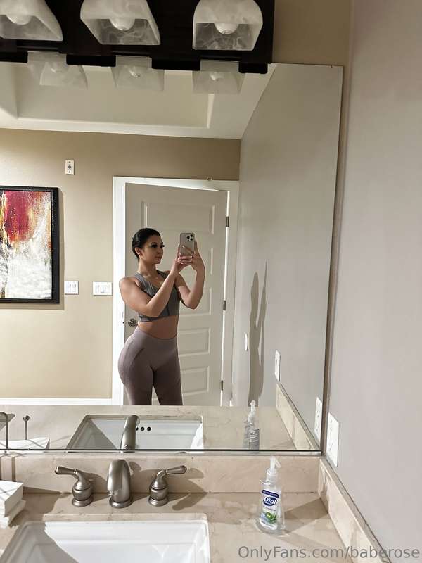 here’s a little post-workout selfie to make your day better,..