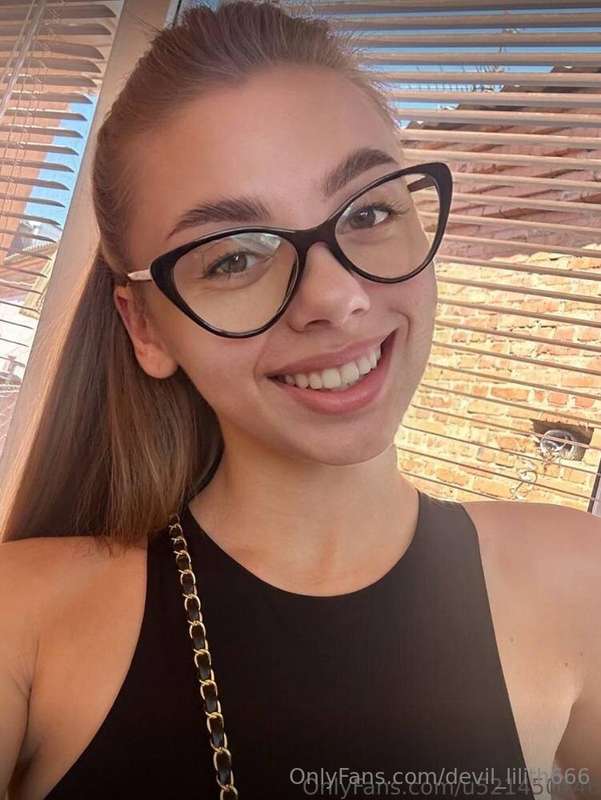 Her pussy @marirayray is wet💦 and hot she wants your hard co..