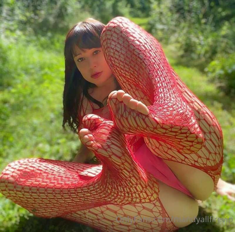 Send a tip if you want to see more pussy & soles