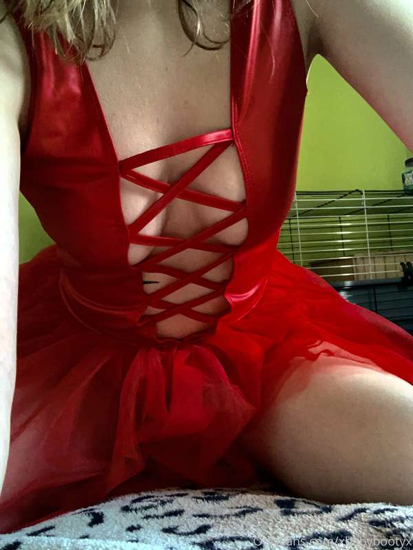 This red dress makes me feel so good 🍓😍