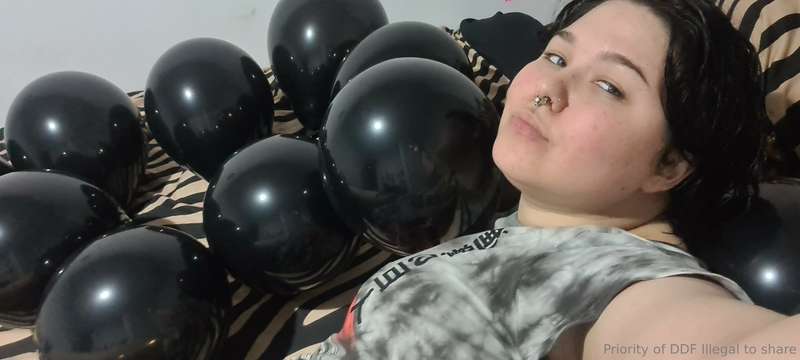 Blow up 10 black balloons ♡