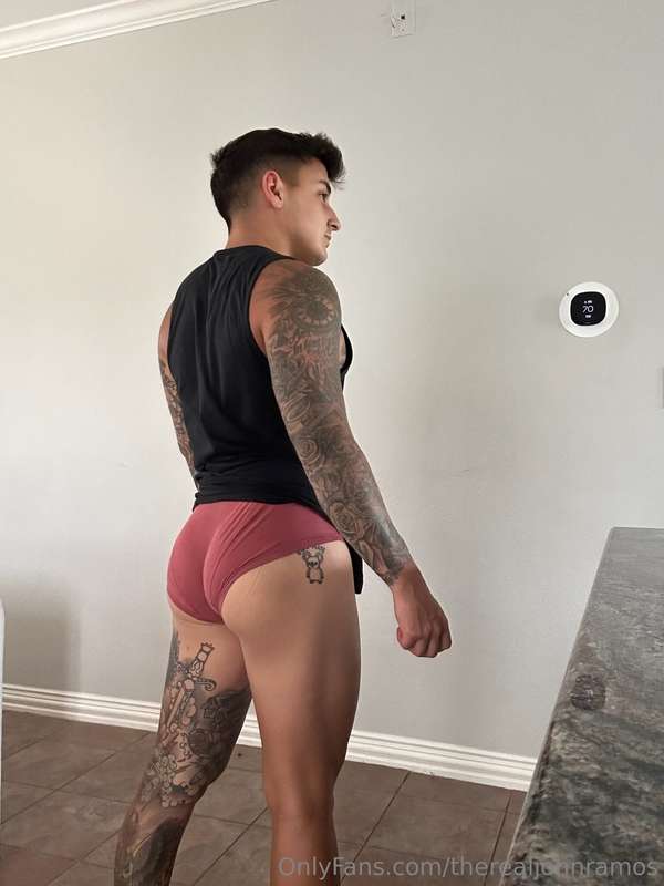 I'm a bottom, but like... a Bossy bottom 🍑😘
