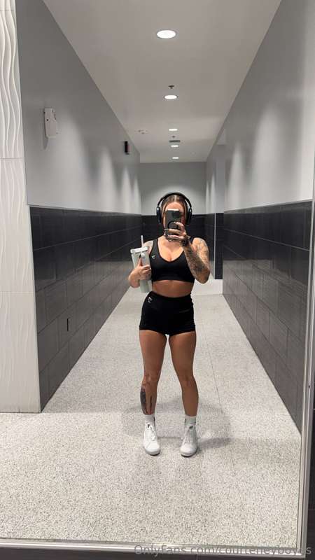 Mirror selfies count as progress pics, right? 😜