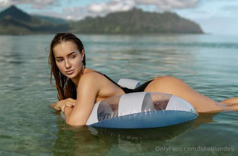I love the sea, the sun and how my swimsuit fits 😳💞