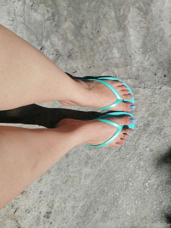 Starting to get sunny. Do you like my flipflops?