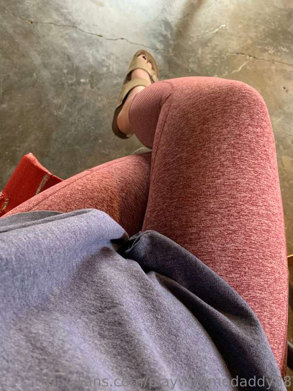 Thick thighs 😏🤓 Who wants to see them jiggle?  Tips apprecia..