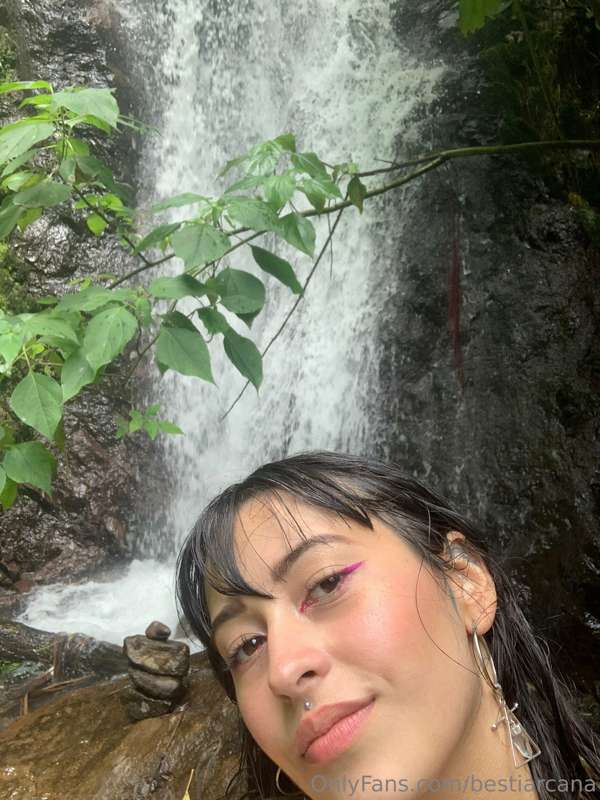 hoy fui a nadar a una catarata y salieron unas fotos delis, ..