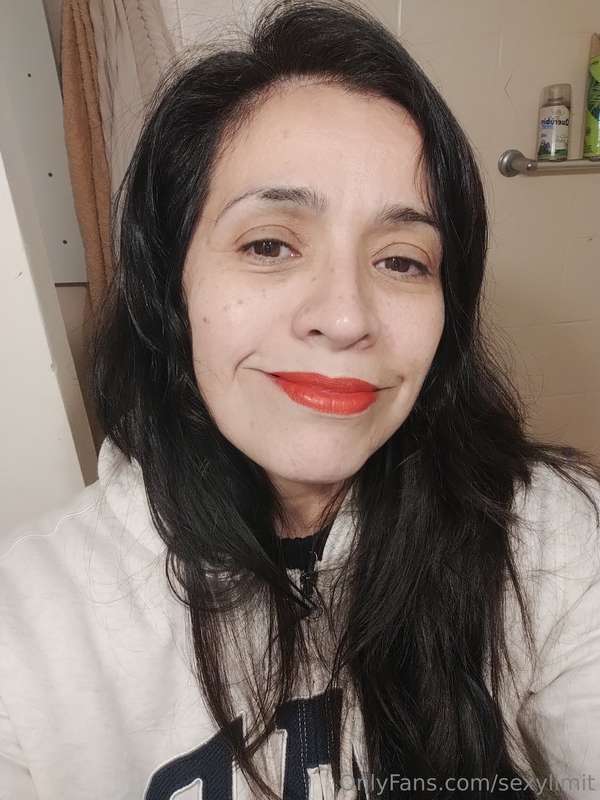 Do you like my red lips? Do you like my red lips?? 💋🫦