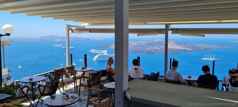 Mentre il centro-nord di Santorini, la zona a strapiombo sul..