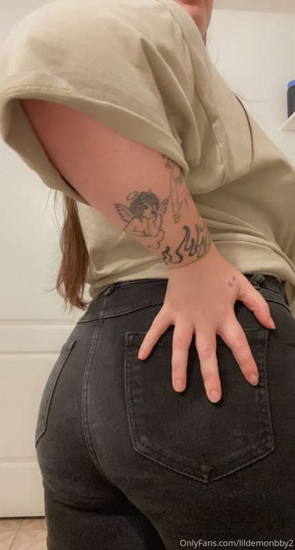 cakeyyyyy cake 🎂  someone pay for my nails
