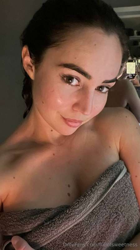 avant goût de ma douche... Tu veux en voir + ? viens en priv..