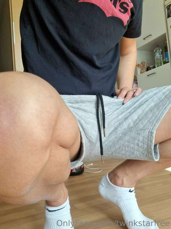 Love the gray pants 😜