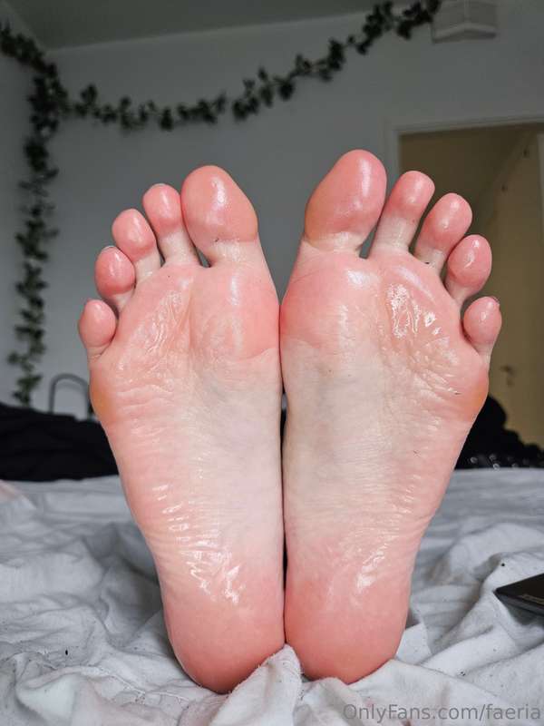 My nail polish is a bit worn out but i think you won't mind ..
