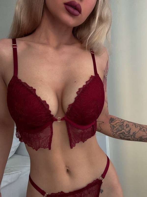 What is your favorite color? 🥀I love burgundy - I think it's..