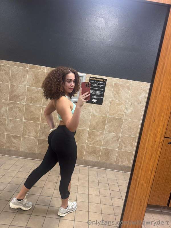 You got your workout in yet? 😈 It’s Sunday Funday! Get up an..