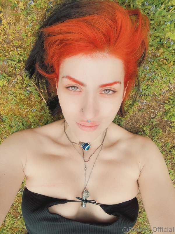 sad girl picbut my eyes are so bright