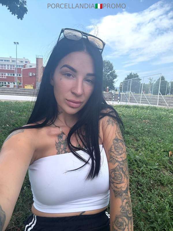 🔥 MIA BRONZI 🔥Tatuaggi che raccontano la sua storia.Sguardo ..