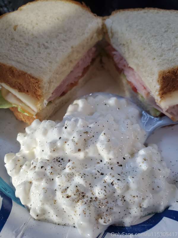Made myself a little sammy with cottage cheese for lunch 😋 w..