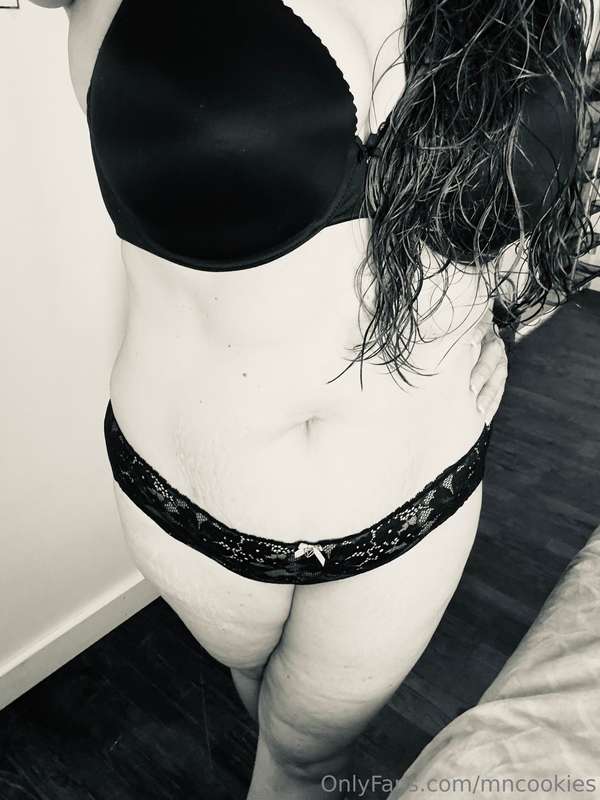 Feeling pretty in my matching set. 🥰