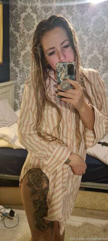 Fresh out of the shower, who wants a bedtime story? 😈