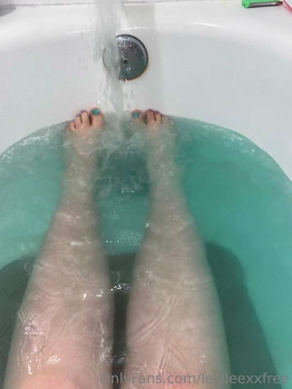 My toes match the water 😍
