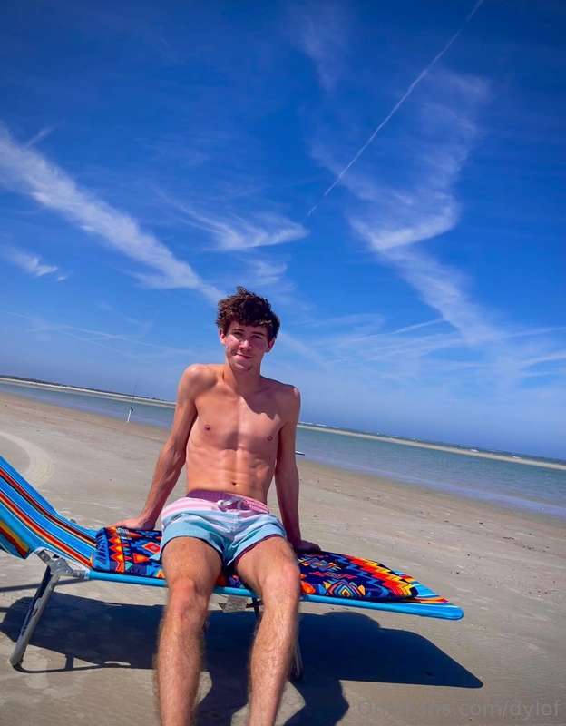 Yo. Go check out @conversationpaymyrent! Hot twink with a ni..