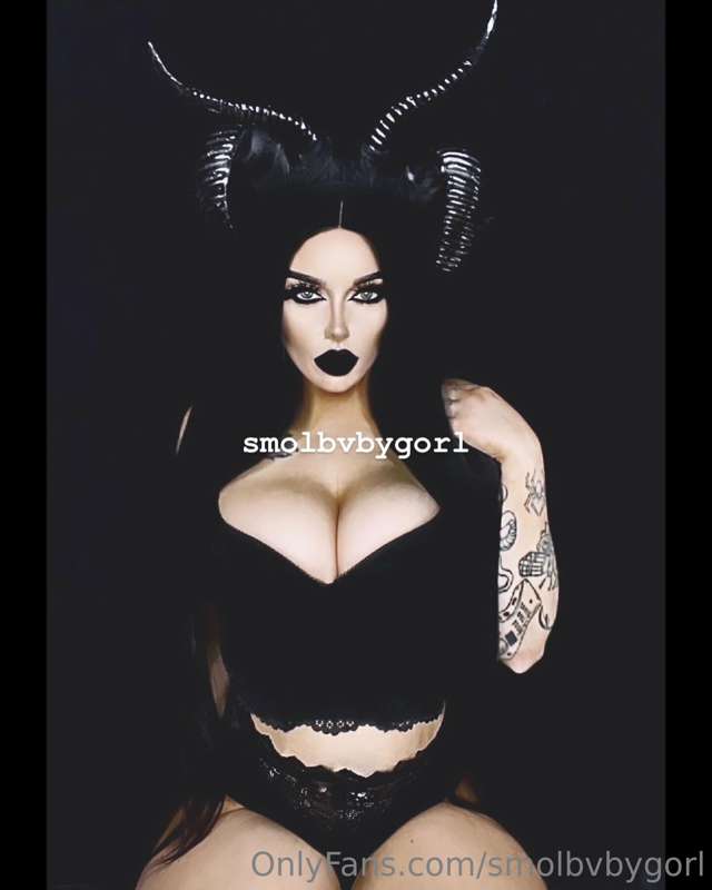 What Halloween looks do you wanna see from me? 
All requests..