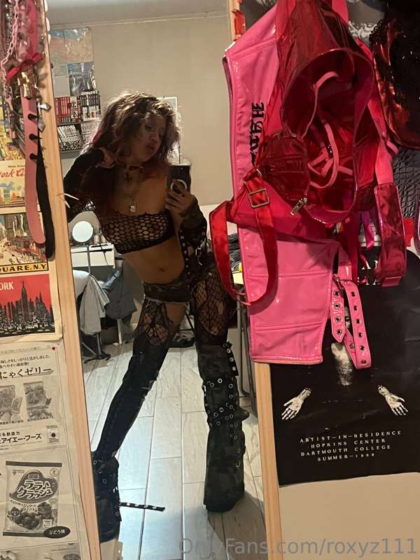 hot horny mess in my room -imma be posting more this week so..