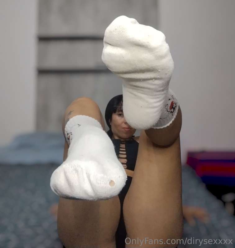 Take off your socks and start worshipping my feet 👣