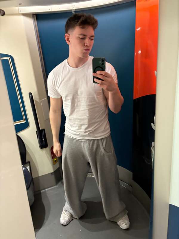 Travelling always gets me horny as fuck 😈