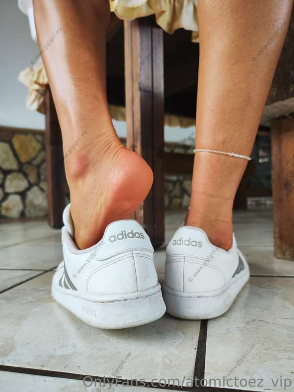 Big soles in big sneakers 😵‍💫🔮

SWIPE ➡️ for full set