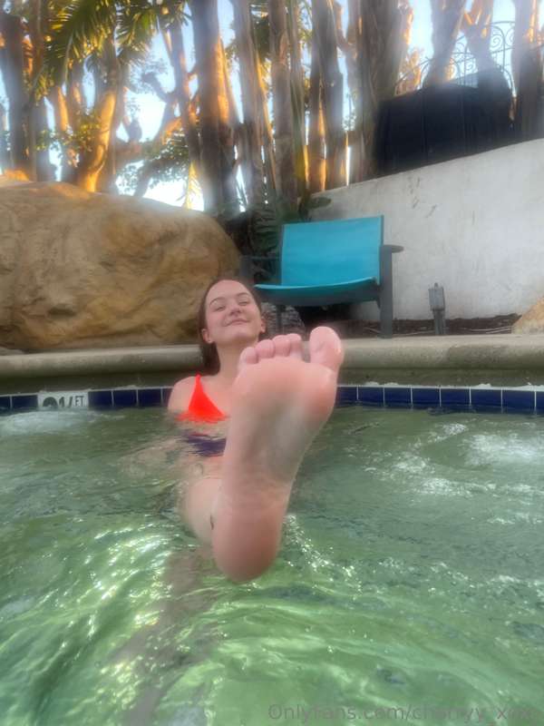 foot worship in the hotel hot tub 🙈