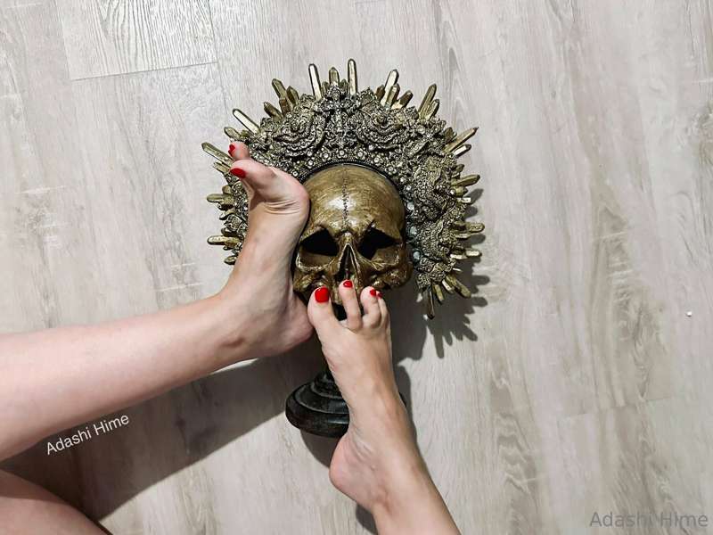 Spooky feet