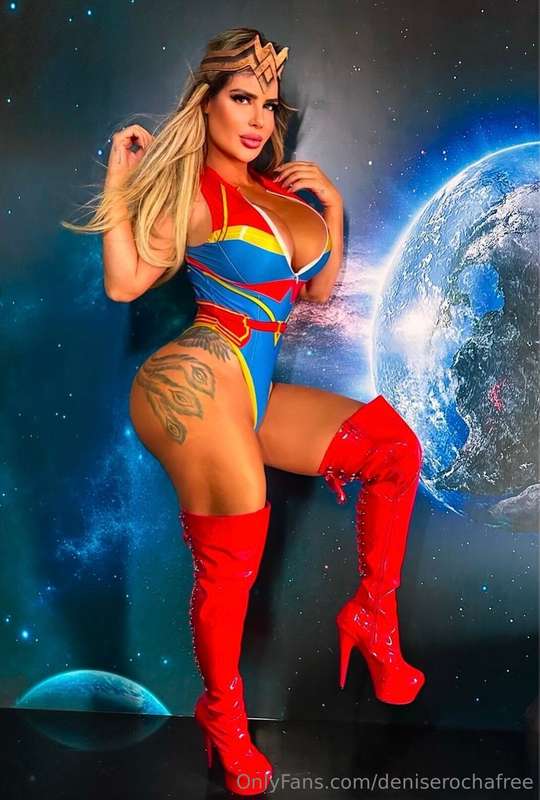 Fotos e vídeos desse ensaio de Mulher Maravilha subindo e de..