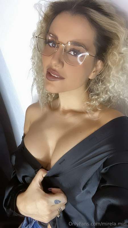 How are u babe??? Do u like curly hair?