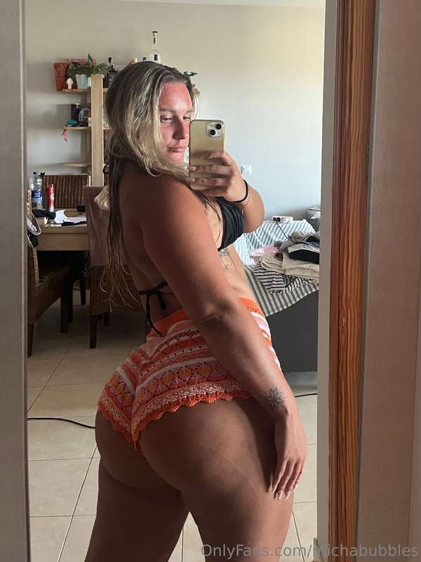 Wet hair and bubble butt 