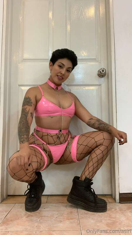 I love the sound latex makes when I strip down from it 🥴 Ove..