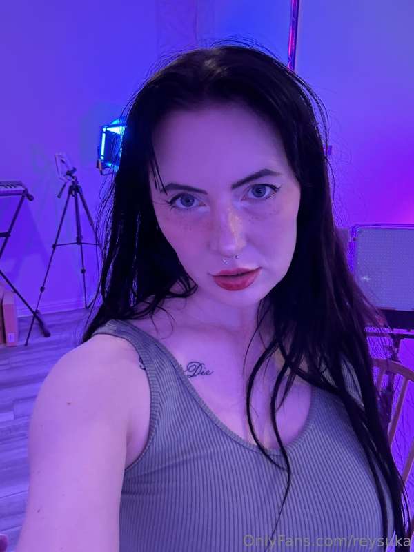 I’m feeling way too needy 💋