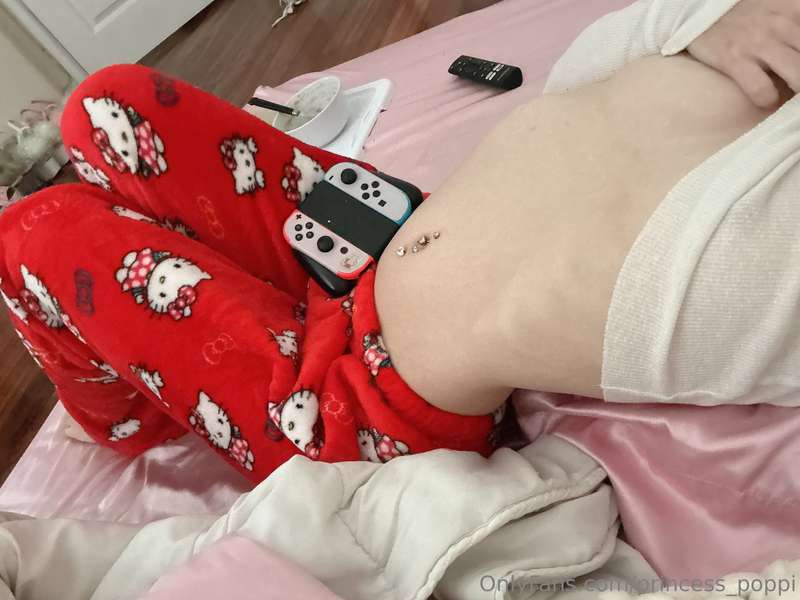 who wants 2 stay in bed w me & u can finger me while i play ..