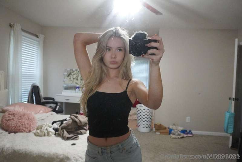 College cutie @harlowellis just made her first OF page!!  😍🔥..