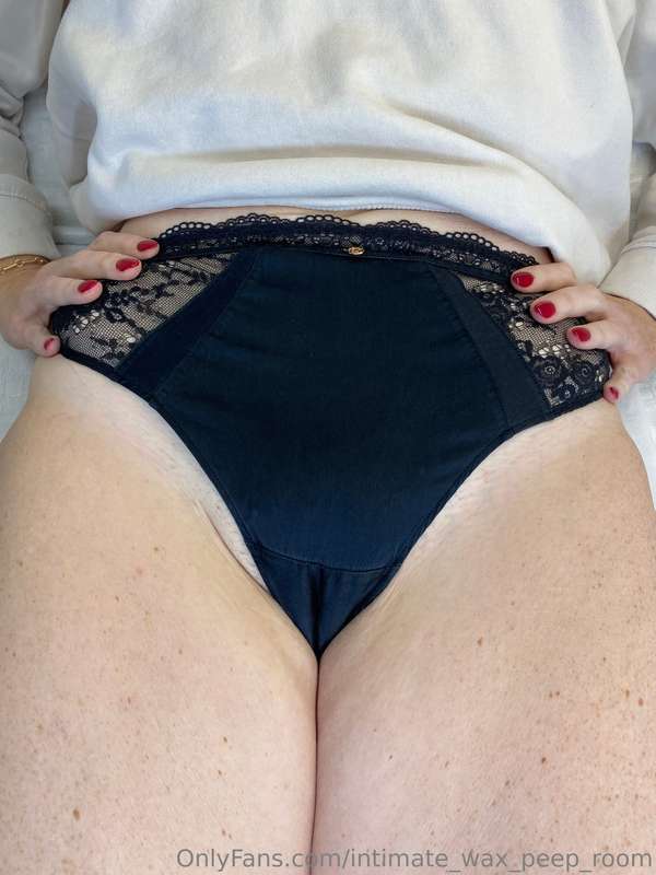 intimate_wax_peep_room