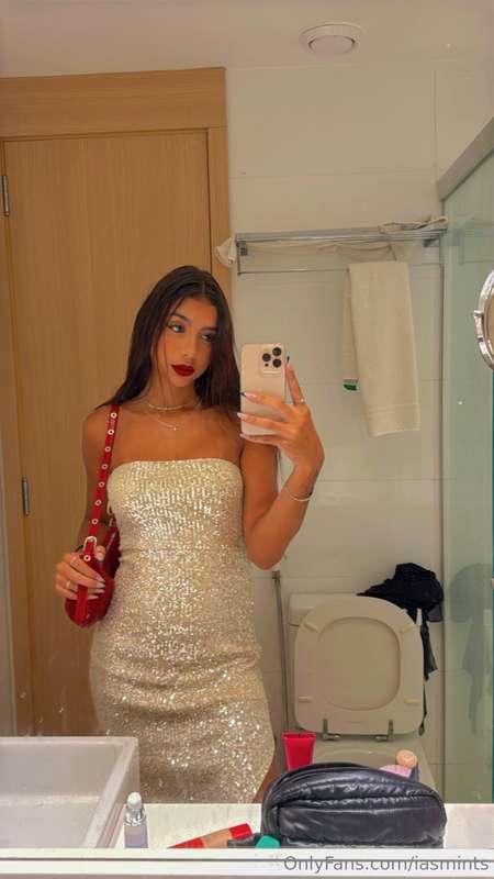 I have become so addicted to red lipstick💄💋! Do you like it ..