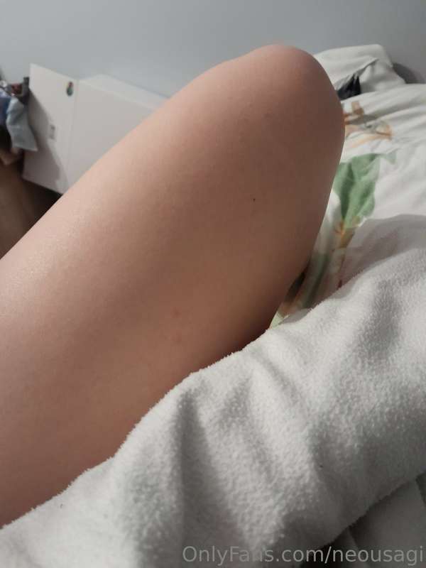 Little bored at bed🐰🐇🐰🐰 come And play with me!