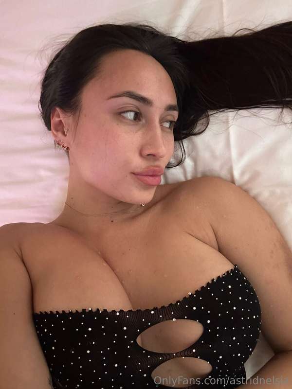 Je suis sage. Enfin… jusqu’à ce que tu viennes en DM 😇🥵